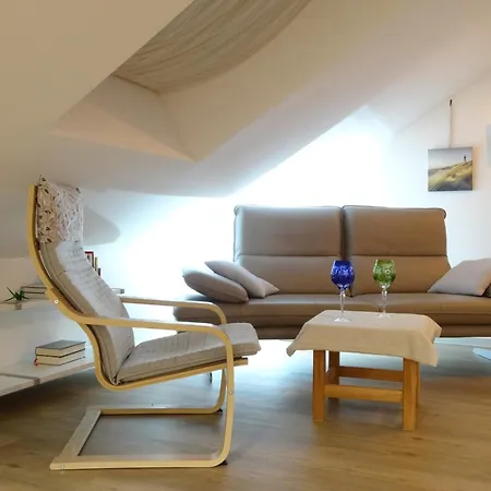 아파트 Moderne Dachgeschosswohnung Mit Grossem Balkon In